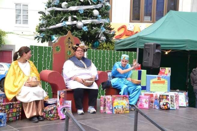 Los pajes en el escenario donde se reciben juguetes durante toda la jornada (Foto TA)