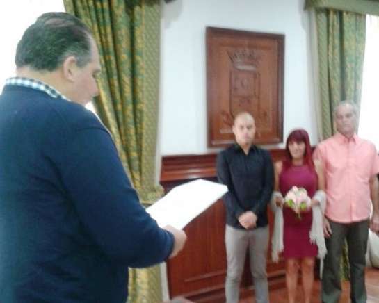 El concejal Juan Martel ofició el enlace de los dos vecinos de Telde (Foto TA)