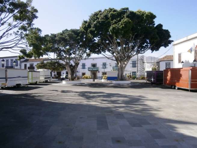 Los seis carromatos que embellecen la plaza de San Juan (Foto TA)