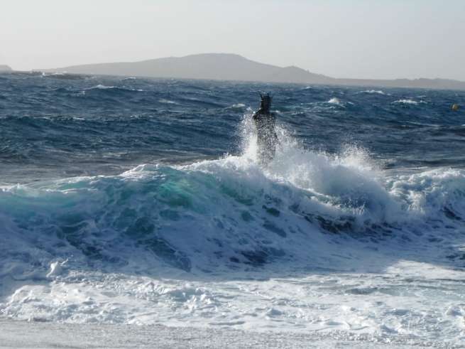La escultura de Neptuno aguanta el temporal (Foto Gumersindo Hernández)