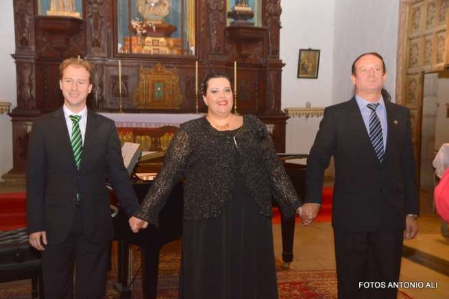 Los participantes en el concierto agradecen al público su asistencia (Foto Antonio Alí)