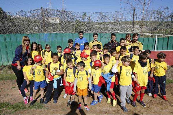 Valerón junto a los pequeños de la UD Telde (Foto UD Las Palmas)