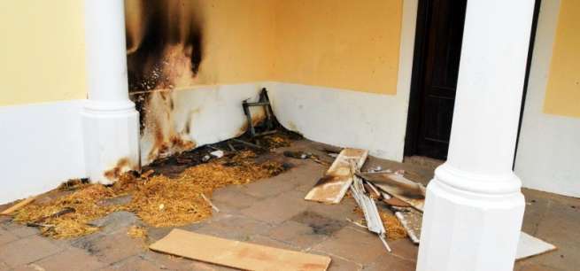 Los vándalos utilizan el mobiliario del inmueble para hacer hogueras (Foto Antonio Alí)