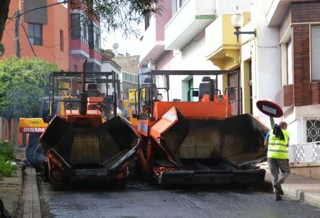 Obras de reasfaltado en la calle Picachos de San Gregorio (Foto TA)