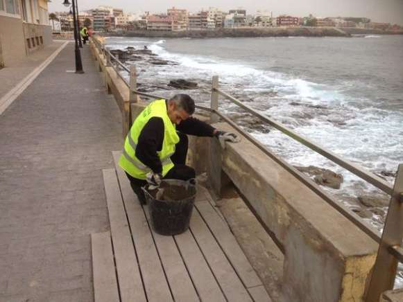Operarios, en el tramo del paseo de Salinetas que está siendo objeto de mejoras (Foto TA)