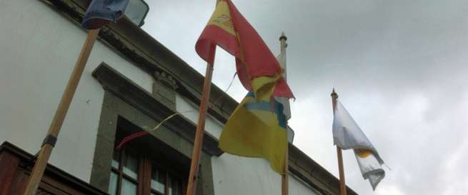Estado de las banderas colocadas en el balcón del despacho de la Alcaldía en las Oficinas Municipales de San Juan (Foto TA)