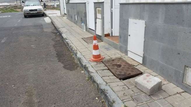 Tapa levantada de la peligrosa arqueta (Foto TA)