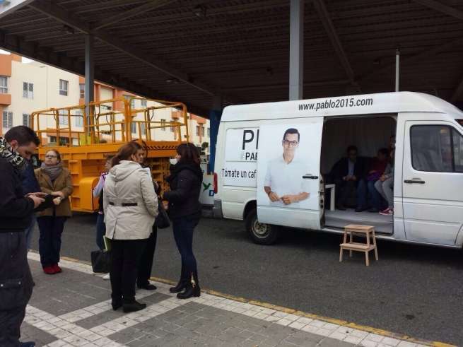 Un grupo de vecinos aguarda junto a la oficina móvil de CC Telde para reunirse con su candidato (Foto TA)
