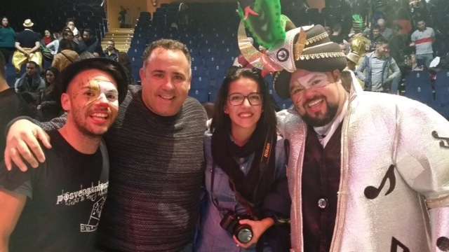 Agustín Pérez con integrantes de Los Nietos de Sary Mánchez (Foto TA)