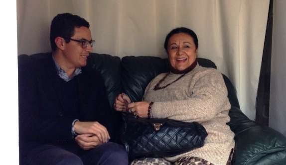 Pablo Rodríguez conversa con una vecina de la zona (Foto TA)