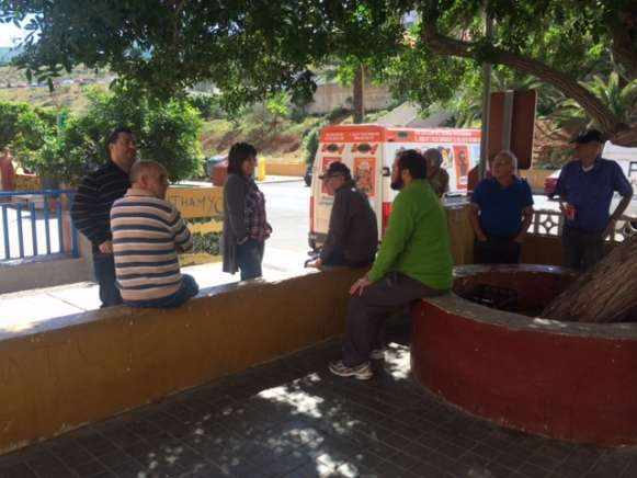 La concejala Cabrera acudió a Jinámar a interesarse por sus problemas (Foto TA)