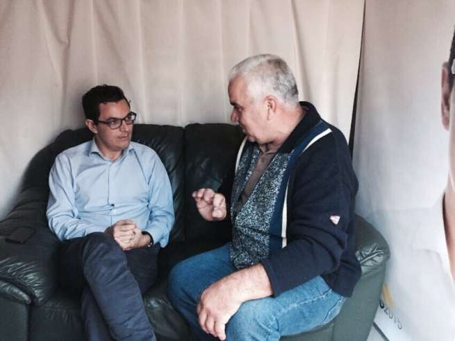 El candidato a la AlcaldÃ¬a por CC, con un vecino de Las Huesas (Foto TA)