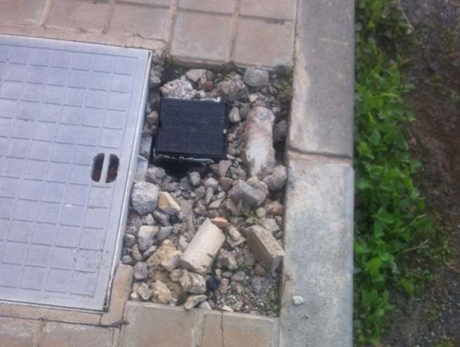 Acera levantada junto a una arqueta en Balcón de Telde (Foto TA)