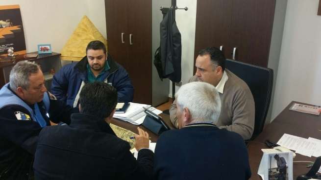 El concejal de Festejos junto a representantes de Policía Local, Protección Civil y de la empresa Global (Foto TA)