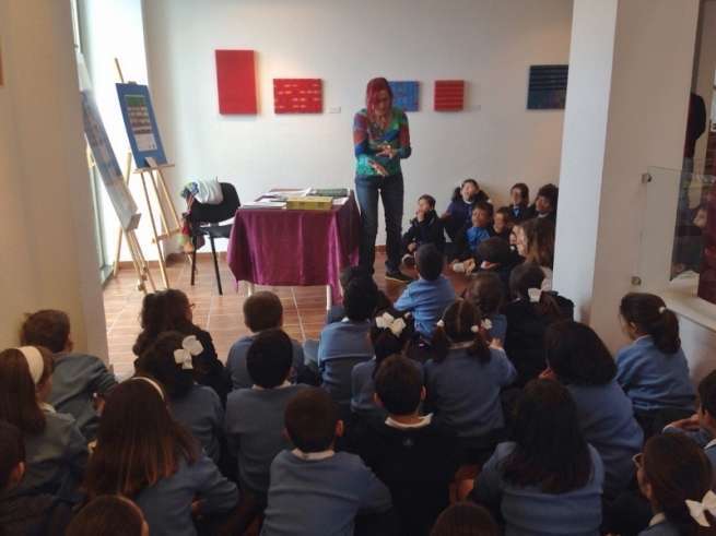 Marta Vega con alumnos del colegio María Auxiliadora (Foto TA)