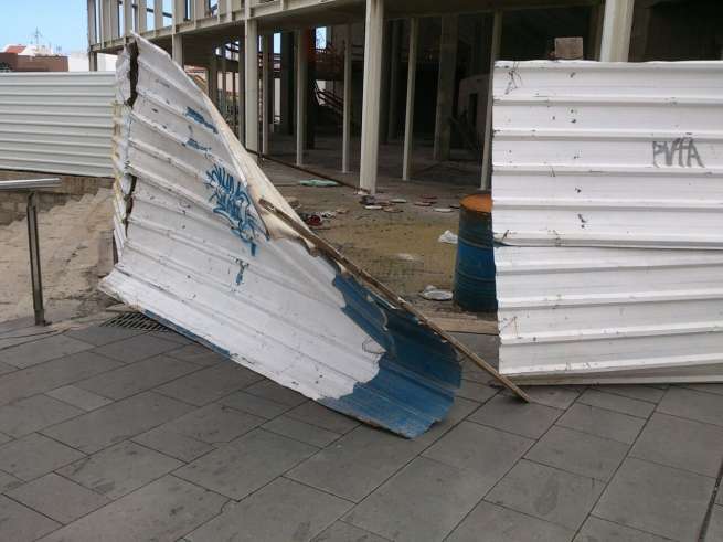 Plancha suelta en Arnao (Foto TA)