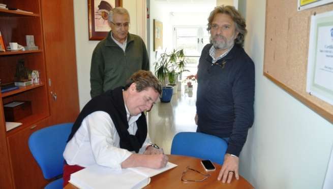 Gabriel Matos firmó en el libro de honor de Yrichen (Foto TA)