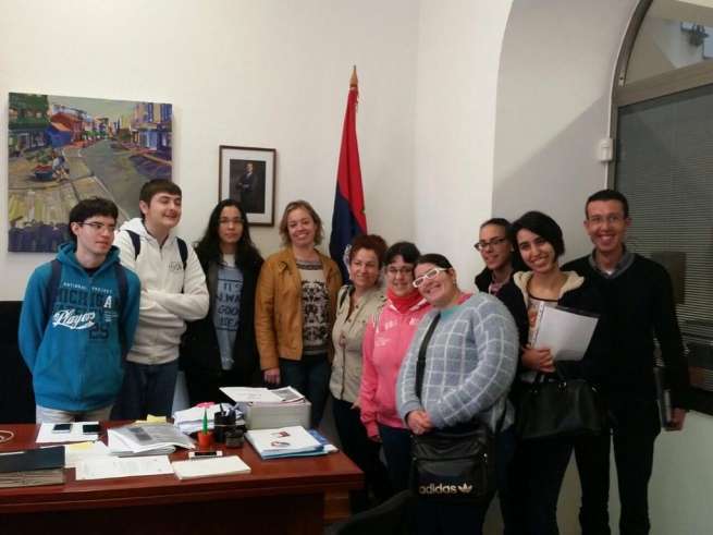 El grupo de alumnos del IES Las Huesas posa junto a sus docentes y a la concejala Sonsoles Martín (Foto TA)