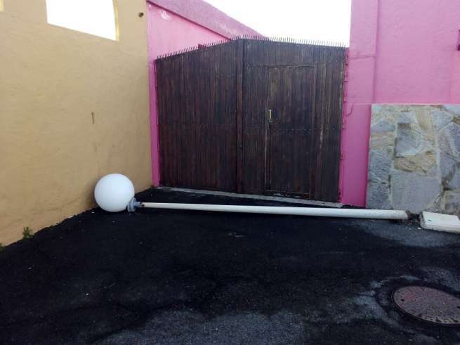 La luminaria cayó justo delante del portón de una vivienda de la calle de Zorrilla (Foto TA)