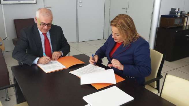 Álvarez y Castellano rubrican el convenio para la retransmisión del espectáculo (Foto TA)