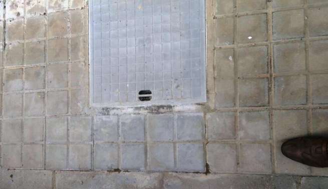 La acera levantada en la calle de Galicia fue arreglada a las pocas horas de su denuncia pública (Foto TA)