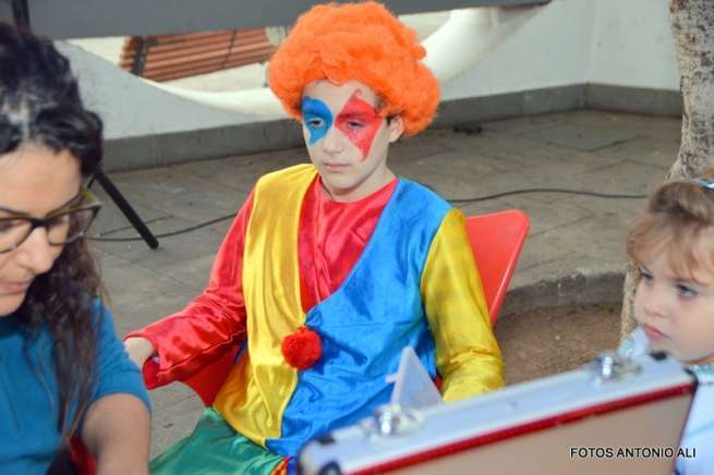Un niño , en el taller de Pinta-caras (Foto Antonio Alí)