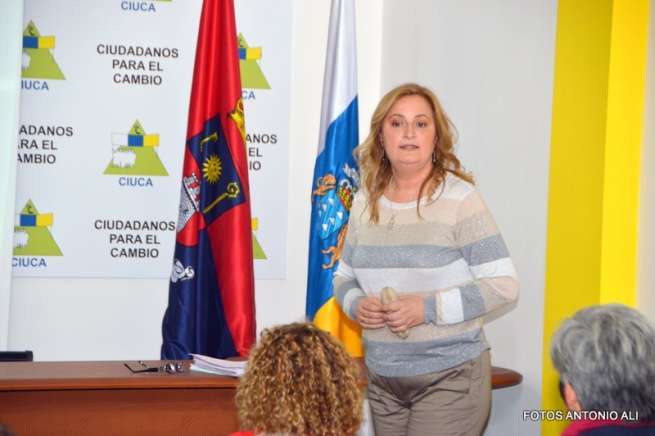Ana Álvarez Tudela, durante la charla que impartió esta tarde en Telde (Foto Antonio Alí)