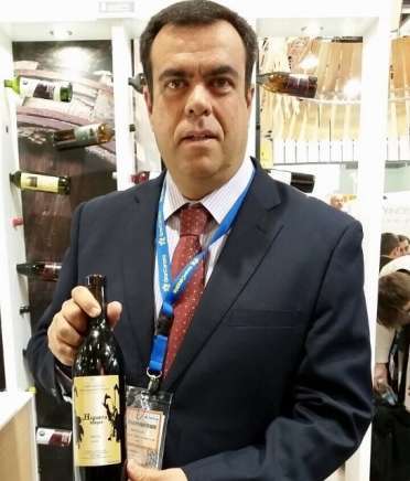 El consejero insular de Turismo, Melchor Camón, con el vino de Telde en Berlín (Foto TA)