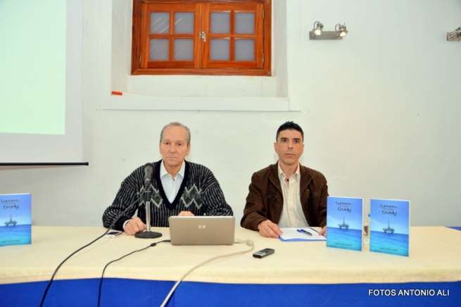 Elautor del libro (I) con Juan Gabriel Santiago, en el momento de la presentación (Foto Antonio Alí)