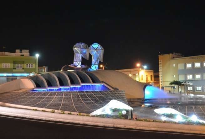 La fuente de Daora, iluminada anoche con colores azules y violetas (Foto TA)