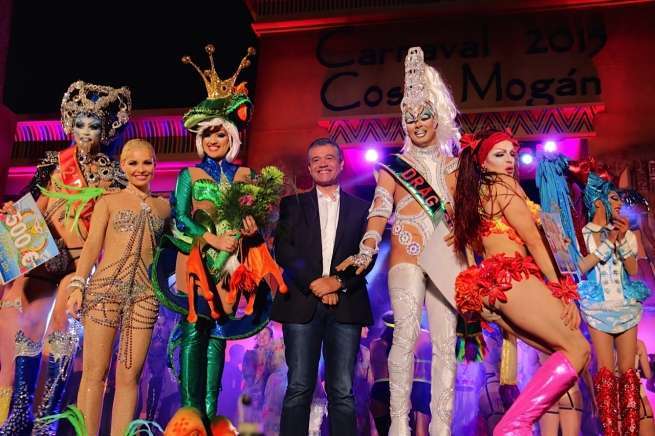 El teldense Drag Acrux junto al alcalde y a los ganadores del concurso del Carnaval de Mogán (Foto TA)