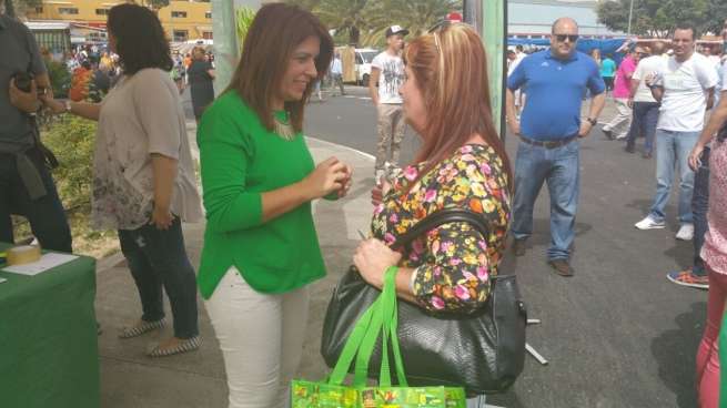 La concejala y candidata a la Alcaldía, Carmen Hernández, charla con una mujer, este mediodía en el mercadillo de Jinámar (Foto TA)