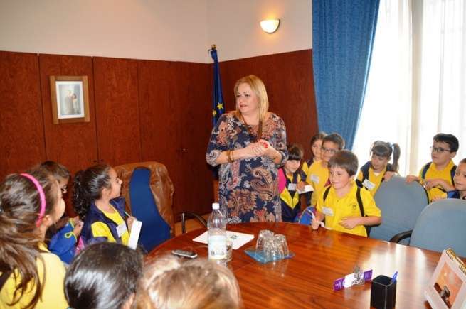 Alumnos con la alcaldesa el despacho de Castellano en las oficinas municipales de San Juan (Foto TA)