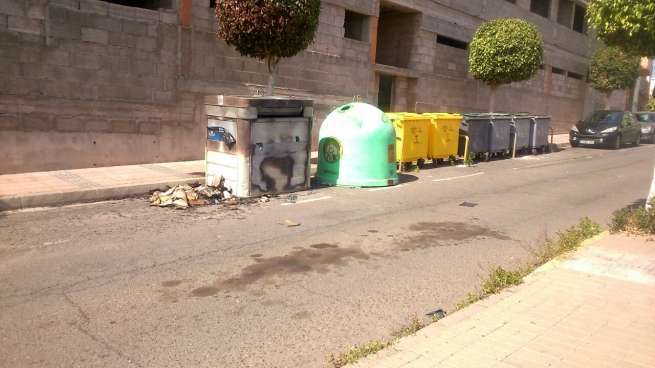 Suciedad y contenedores quemados en el barrio (Foto TA)