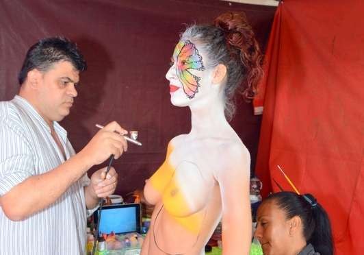 Una joven es maquillada, esta mañana en Los Llanos de Telde (Foto Antonio Alí)