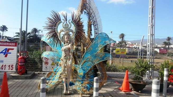 El traje se expone a la vista de los clientes de la gasolinera situada en El Cubillo (Foto TA)
