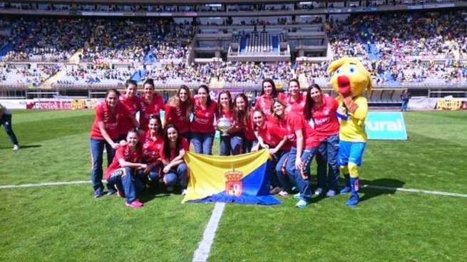 Las jugadoras del Rocasa reciben el homenaje de la afición de la UD Las Palmas (Foto TA)