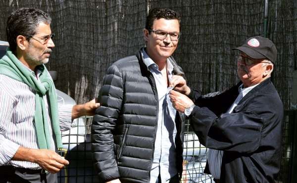 Momento de la entrega de la insignia del club (Foto TA)