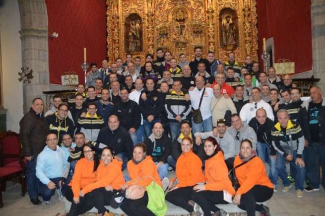 La murga Los Bambones, ante el Altar Mayor de Telde (Foto TA)