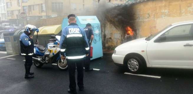 Agentes de la Policía intentando apagar el fuego, este lunes