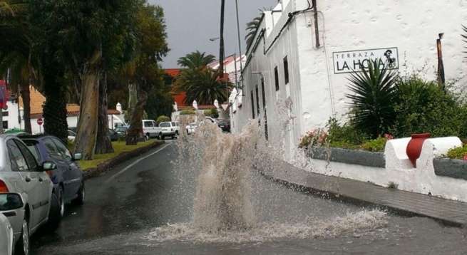 Desbordamiento de la alcantarilla en San Juan (Foto TA)