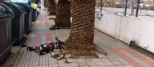 Zapatos esparcidos en la acera de Clavellinas, esta tarde (Foto TA)