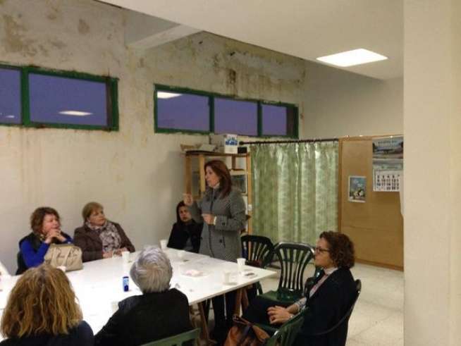 Momento de la reunión de la candidata a la Alcaldía por NC con miembros del colectivo Flora Tristán (Foto TA)