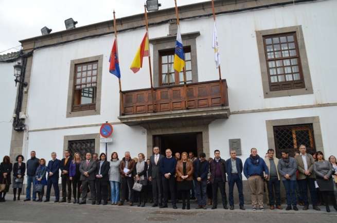 Miembros de la Corporación de Telde durante el minuto de silencio (Foto TA)