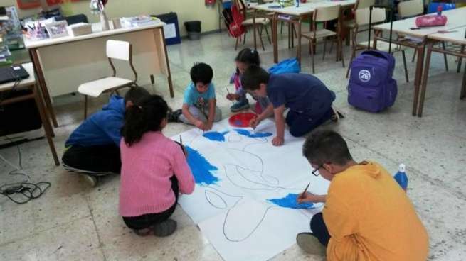 Escolares de Cazadores dibujan delfines (Foto TA)