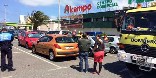 Policía Local y bomberos tras el incidente (Foto TA)