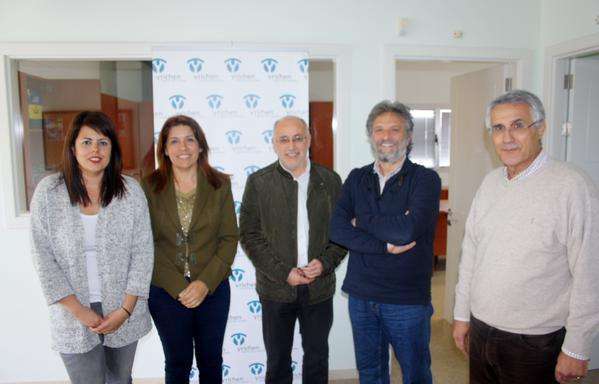 Los miembros de Nueva Canarias con los representantes de Yrichen (Foto tA)