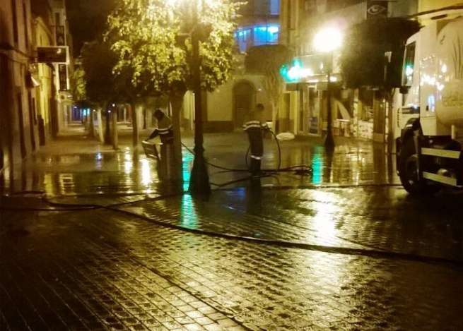 Operarios de Limpieza adecentan el entorno de Los Llanos, esta madrugada (Foto TA)