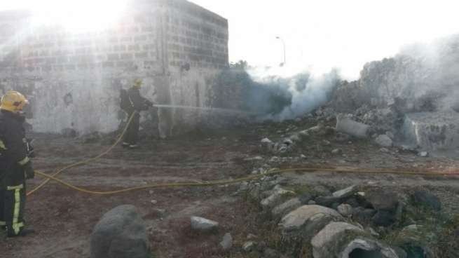 Bomberos durante la intervención en Marpequeña, este viernes (Foto TA)
