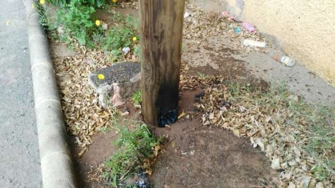 Estado en que quedó el poste (Foto TA)